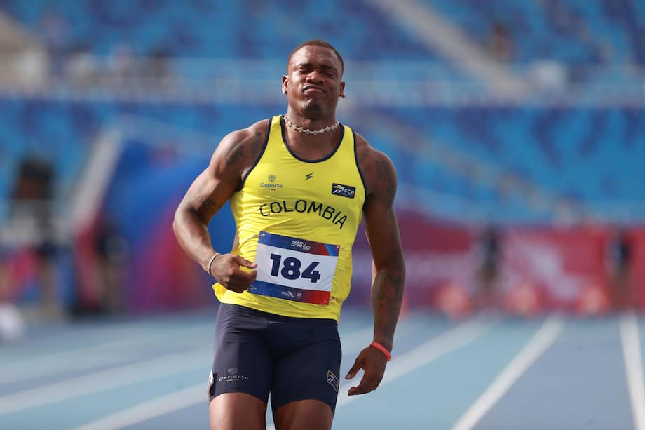 Ronal Longa de Colombia reacciona tras lograr el primer lugar en la semifinal masculina de 100 metros de atletismo este lunes 3 de agosto, durante los XXV Juegos Centroamericanos y del Caribe Santo Domingo 2026, en el Malecón Deportivo de República Dominicana.