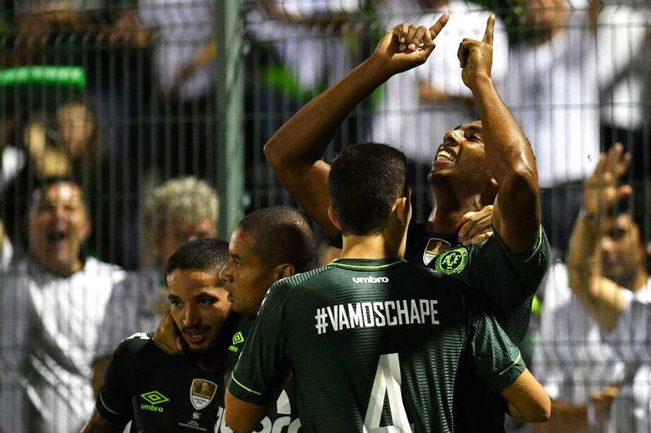 Luiz Otávio celebra el segundo gol de Chapecoense contra Nacional. / AFP