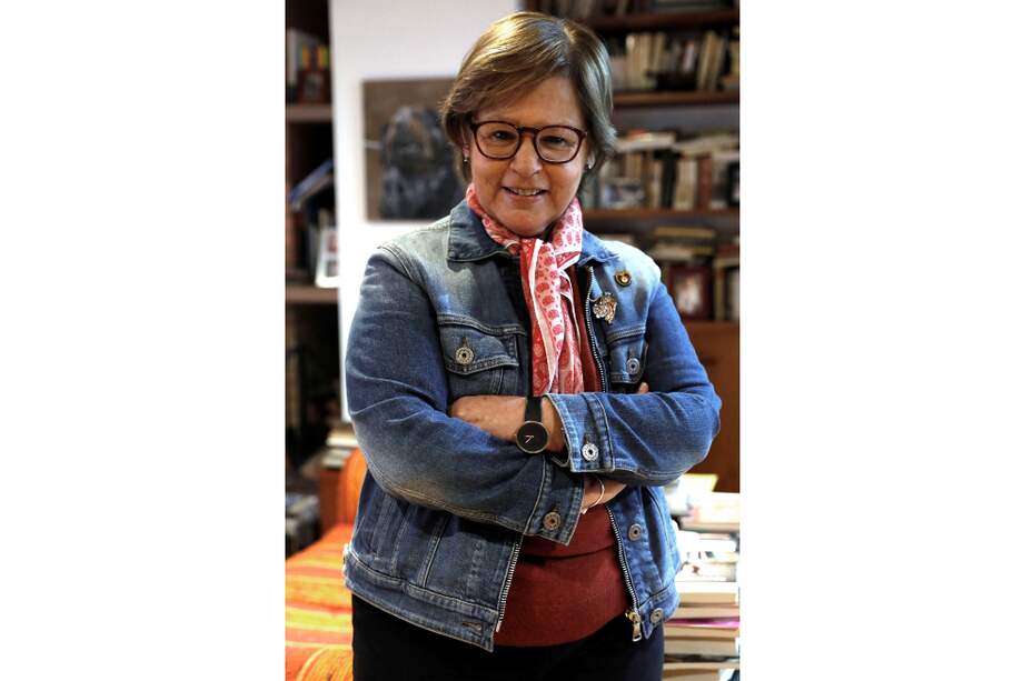 La poeta y escritora colombiana Piedad Bonnett posa durante entrevista con Efe el 17 de noviembre de 2021, en Bogotá (Colombia). El apego y la costumbre pueden crear relaciones "aparentemente armónicas": matrimonios que sobreviven por costumbre, madres ajenas a la vida de sus hijas, hijas esclavas de sus madres... "El mundo de los afectos es terriblemente complejo y difícil", reflexiona la escritora colombiana Piedad Bonnett. Estas relaciones difíciles, centradas en una generación de mujeres, la que está entrando en los 60 y 70, que abrieron una brecha para las que vinieron después, son las que aborda en su nueva novela, "Qué hacer con estos pedazos" (Alfaguara). EFE/ Carlos Ortega