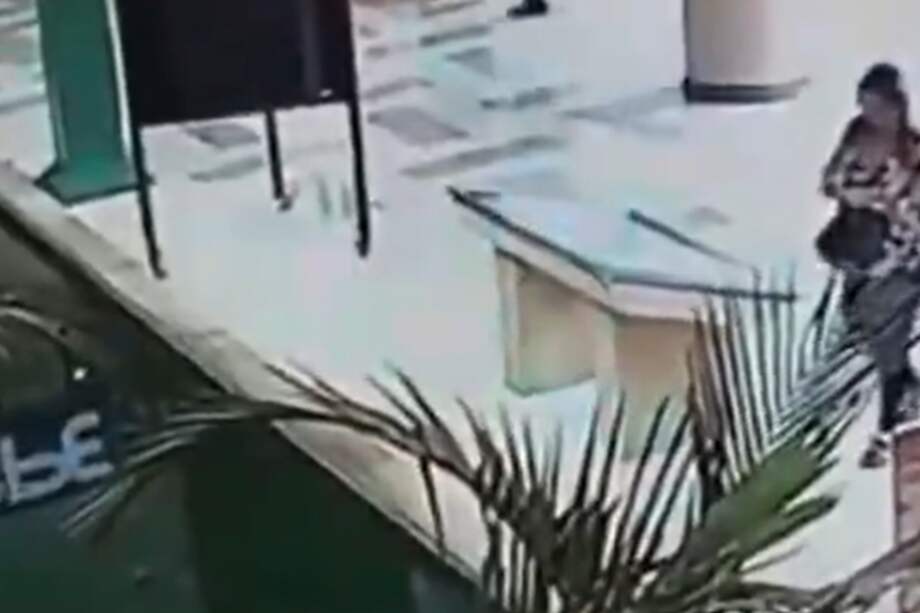 La mujer caminó directo a la fuente sin darse cuenta. El tropiezo no pasó a mayores, pero el momento quedó registrado en las cámaras de seguridad del centro comercial.