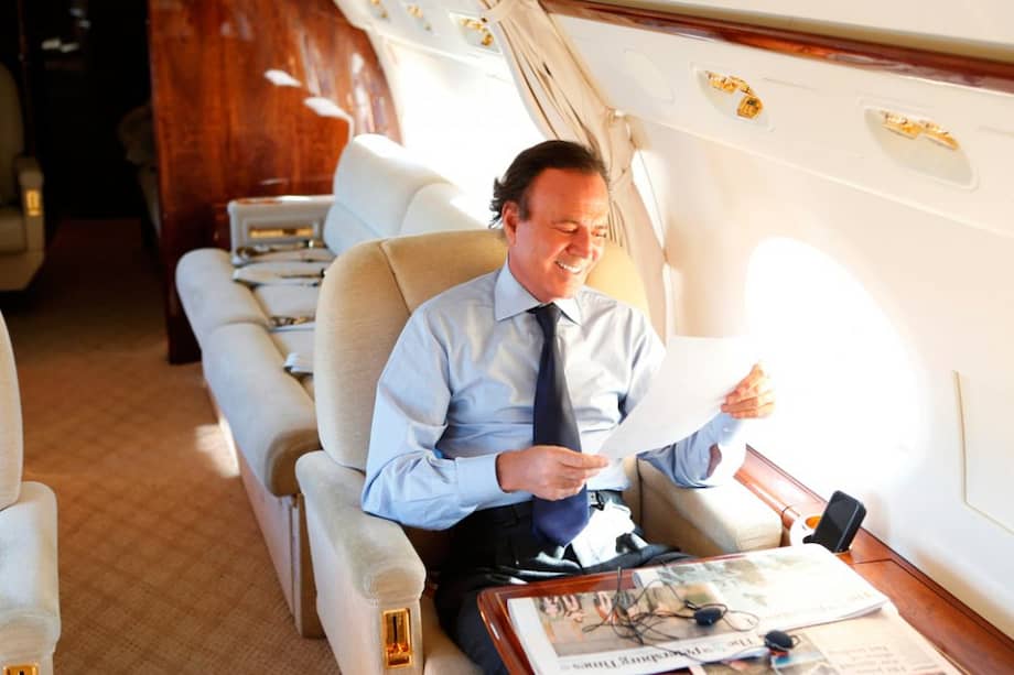 Fotografía de archivo en la que se observa al cantante español Julio Iglesias en su avión privado.