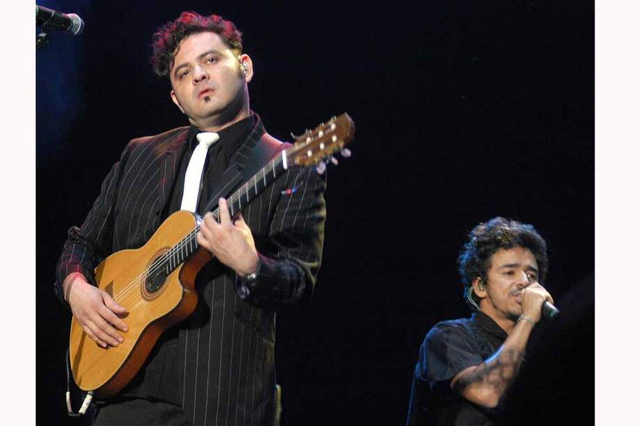 Quique Rangel durante un concierto de Café Tacvba. Al fondo, el cantante Rubén Albarrán. / EFE