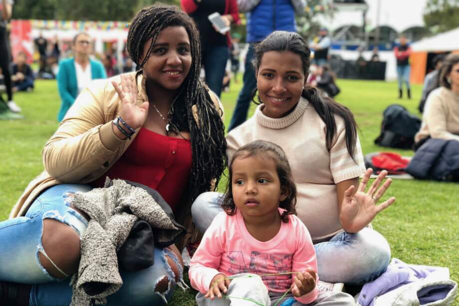 Mildred Yahaira Savedra al lado de su hija y de sus dos nietas, una de ellas viene en camino. / Jesús Reyes Ozuna