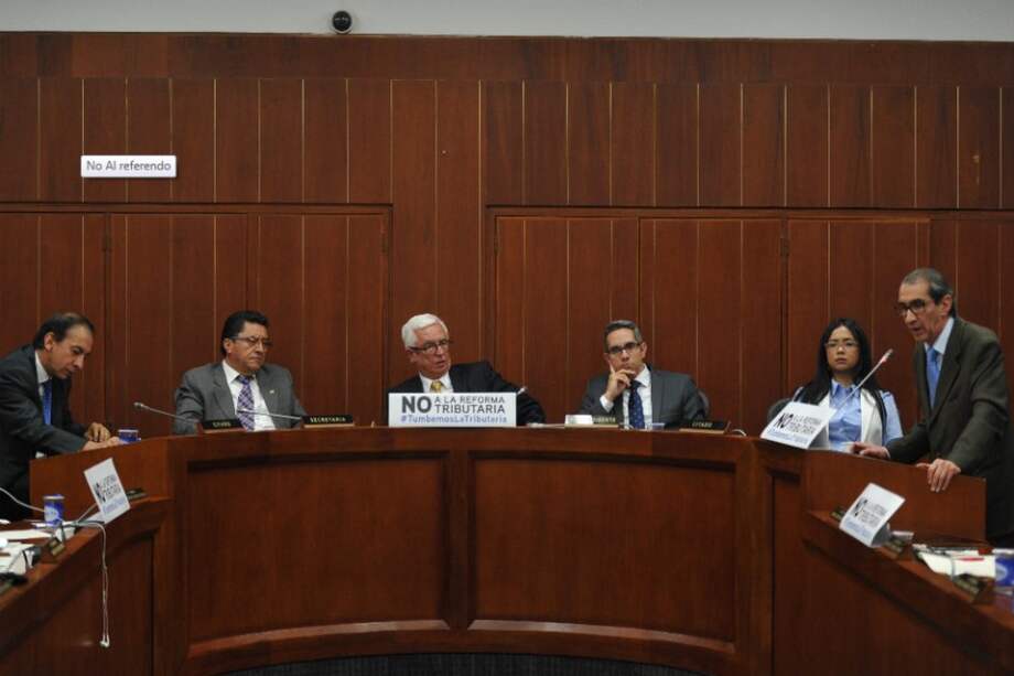 El senador Jorge Robledo (en el centro) durante la audiencia que examinó la reforma tributaria. / Gustavo Torrijos.