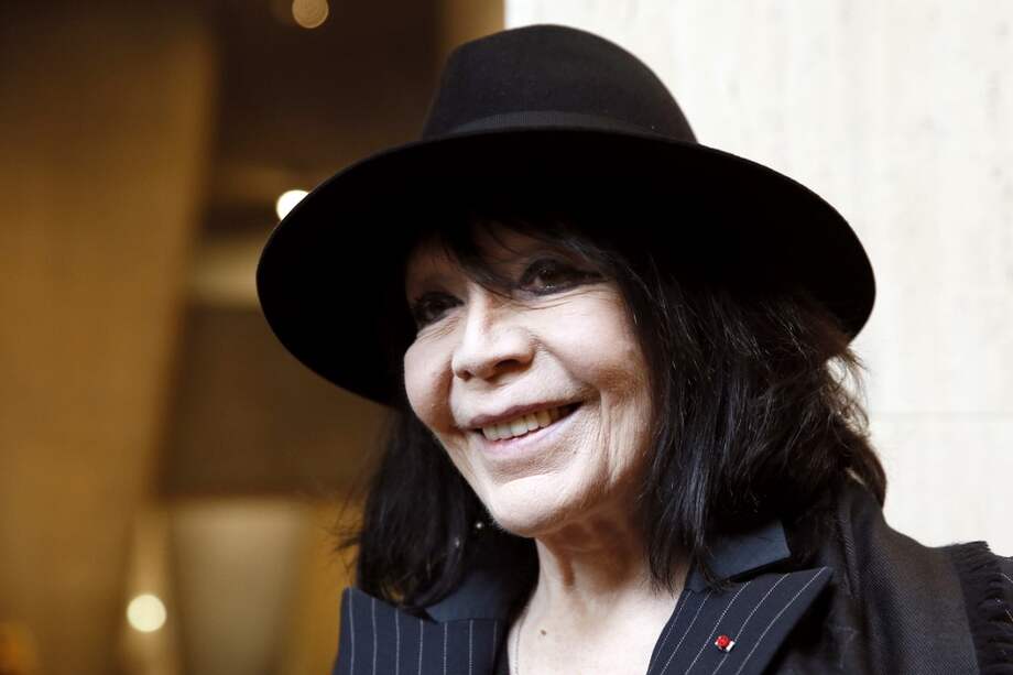 El cine, el teatro, la música y el cabaré forjaron la trayectoria artística de Juliette Gréco, que se mantuvo activa hasta 2015, año en que lanzó su gira de despedida, “Merci”, consciente de un probable final cercano que quería que la pillara “de pie, con la mayor elegancia posible”.