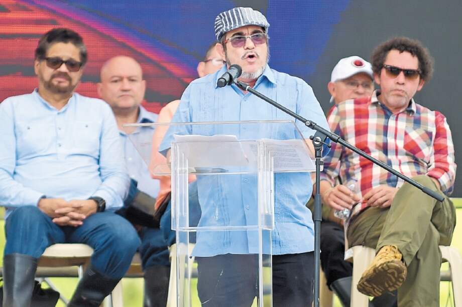 El presidente Santos entregó a “Timochenko” una obra que representa un fusil convertido en una pala para labrar el campo. / Presidencia