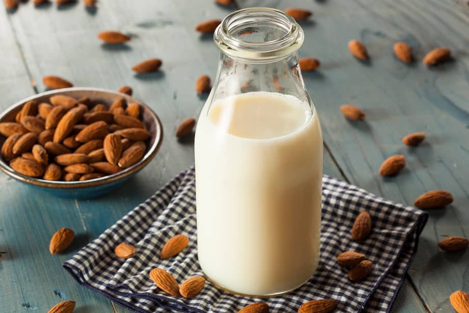 Bebida casera de almendras, una opción saludable y llena de saborear durante el día.