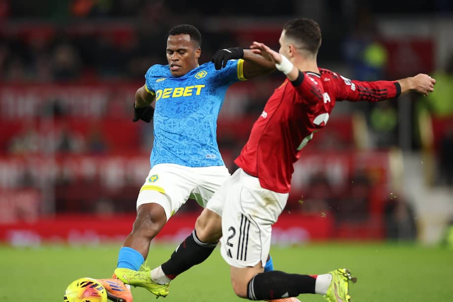 Jhon Arias disputa un balón con Diogo Dalot.