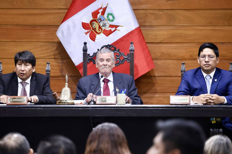 Foto del Congreso de Perú muestra a Fernando Rospigliosi en sesión que debatió la censura del presidente interino José Jerí.