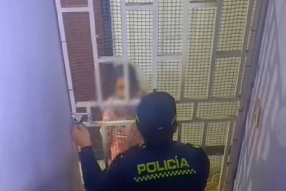 La niña entregó varios mensajes de auxilio por una ventana antes de ser rescatada por la Policía en Puente Aranda.