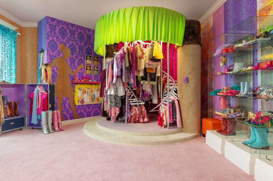 Durante la estadía, los huéspedes podrán entrar al icónico armario y transformarse en una estrella del pop, rodeados de looks para el escenario y accesorios únicos.