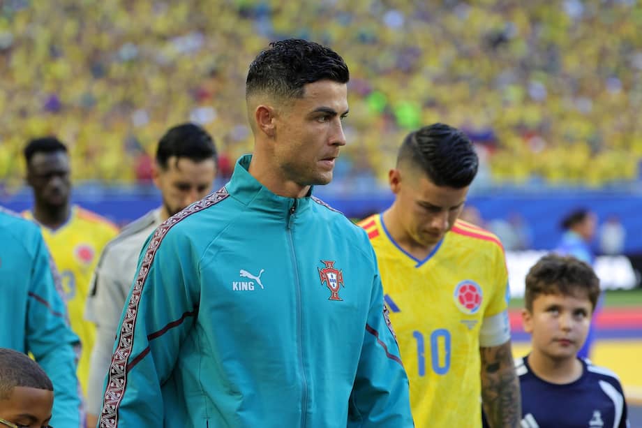James Rodríguez (der.) y Cristiano Ronaldo tuvieorn un breve intercambio en la previa del partido entre Colombia y Portugal.