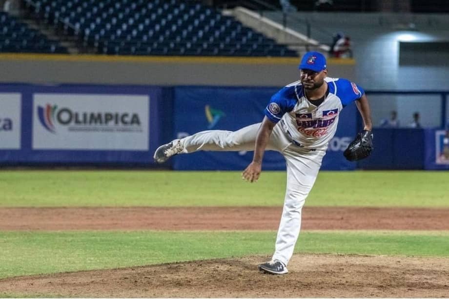 Elkin Alcalá lanzando en uno de los partidos de Caimanes de Barranquilla.