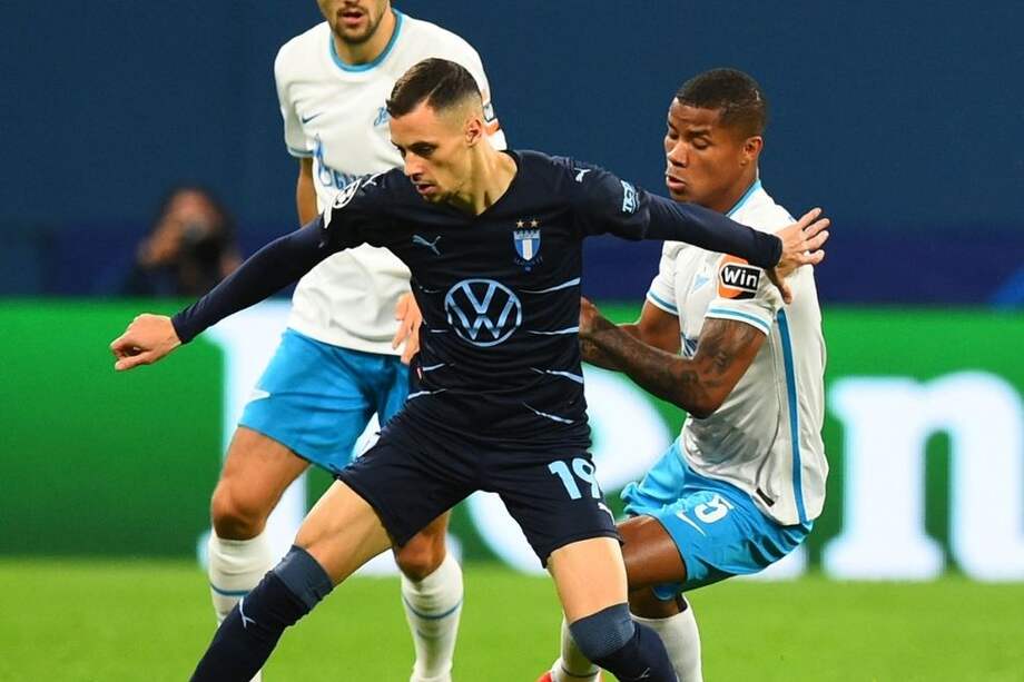 Wilmar Barrios disputa una pelota en el partido de Champions League.