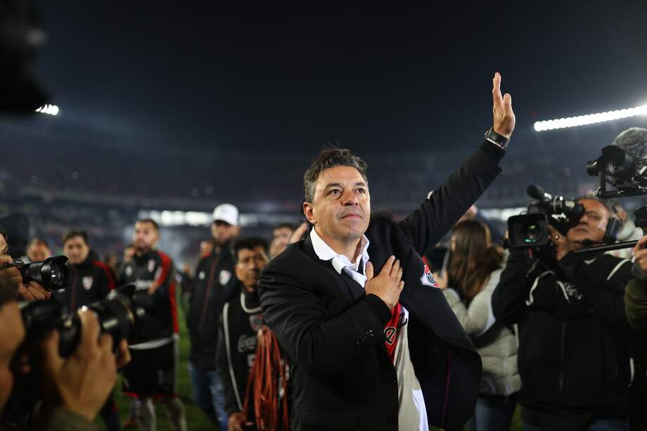 El entrenador Marcelo Gallardo reacciona hoy, durante su despedida como técnico de River Plate en el estadio Monumental de Buenos Aires.