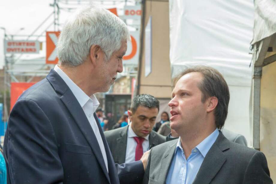 El nuevo secretario de Gobierno (derecha) se desempeñó como superintendente de Puertos y Transporte. Intentó ser concejal por Cambio Radical y es cercano a Simón Gaviria, hijo del expresidente César Gaviria. / Alcaldía de Bogotá.
