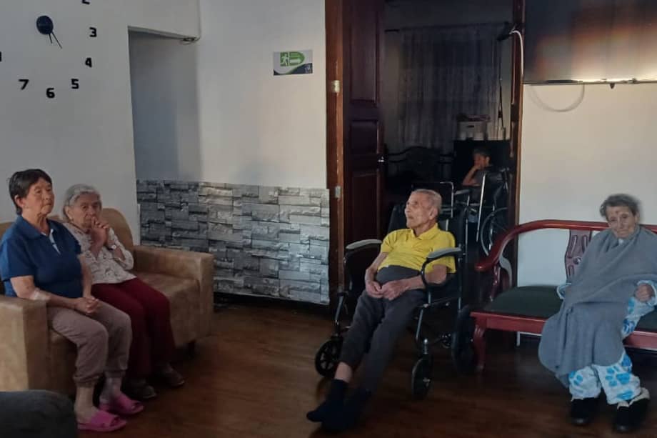 Los 21 adultos mayores que viven en esa sede, ubicada en la calle 21 #24-30 de la capital caldense, no sufrieron afectaciones más allá del miedo. Sin embargo, el temblor dejó una preocupación que aún persiste: su directora, Diana Milena Gómez Martínez, ahora busca un lugar para reubicar a 16 de ellos.