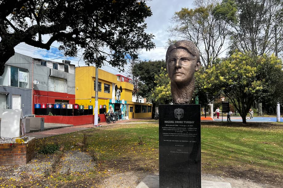 Estatua Miguel Uribe en el antiguo parque El Golfito.