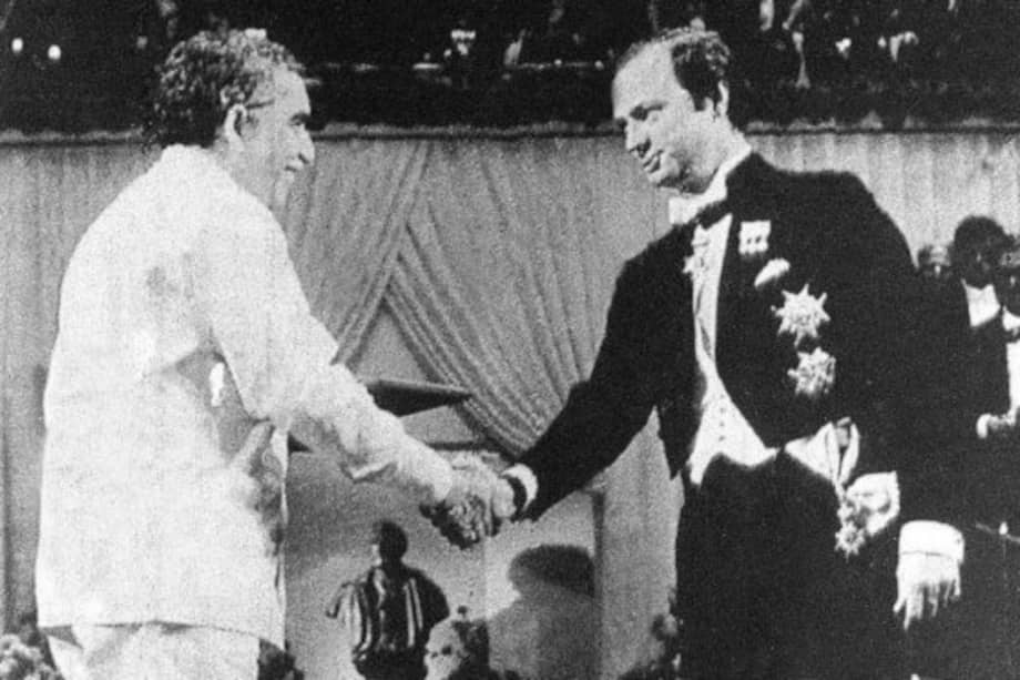 Gabriel García Márquez en medio de la ceremonia donde le fue entregado el Nobel de literatura por "Cien años de soledad". / Archivo
