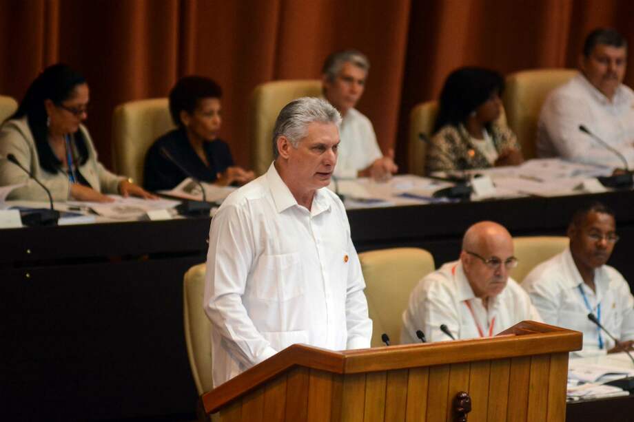 El presidente cubano, Miguel Díaz-Canel Bermúdez, pronuncia un discurso durante la plenaria del primer periodo ordinario de sesiones de la IX Legislatura de la Asamblea Nacional. / EFE