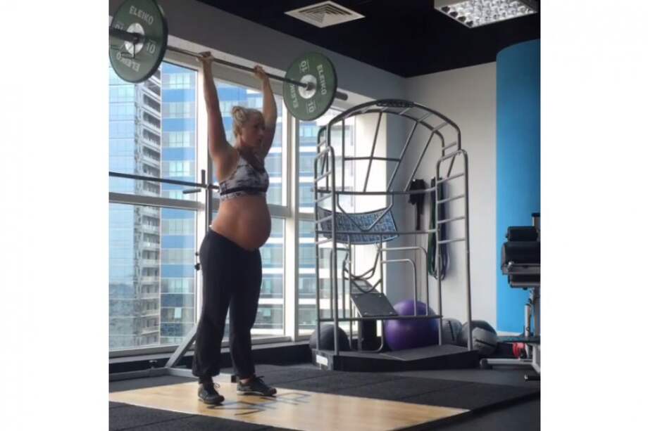 Mujer cumplió rigurosa rutina de ejercicios mientras está en estado de embarazo