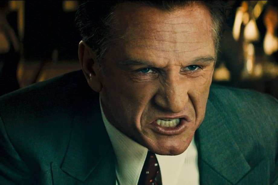 Sean Penn como Mickey Cohen, quien tiene las riendas de Los Ángeles traficando con drogas, armas y prostitutas.