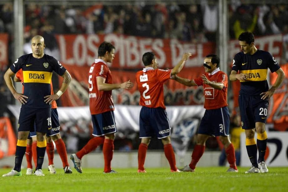 Jugadores de Independiente celebran la clasificación ante la desazón de los Xeneizes. / AFP