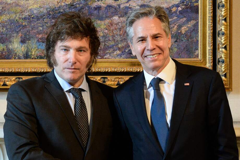 Fotografía cedida por la Presidencia de Argentina que muestra al secretario de Estado de Estados Unidos, Antony Blinken (d), junto al presidente argentino, Javier Milei, durante una reunión este viernes en la Casa Rosada (sede del Ejecutivo) en Buenos Aires (Argentina).