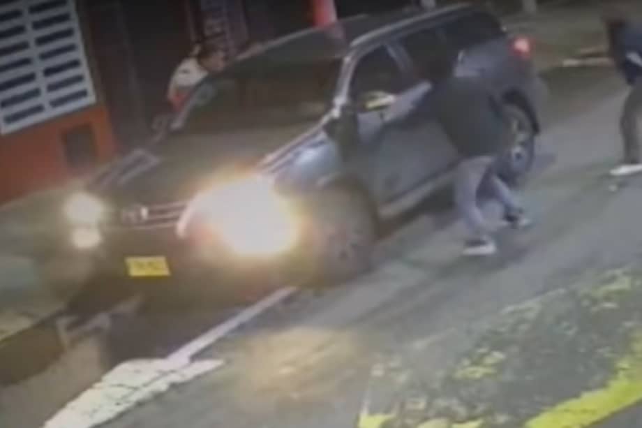 Imágenes del robo de uno de los vehículos en la localidad de Engativá.