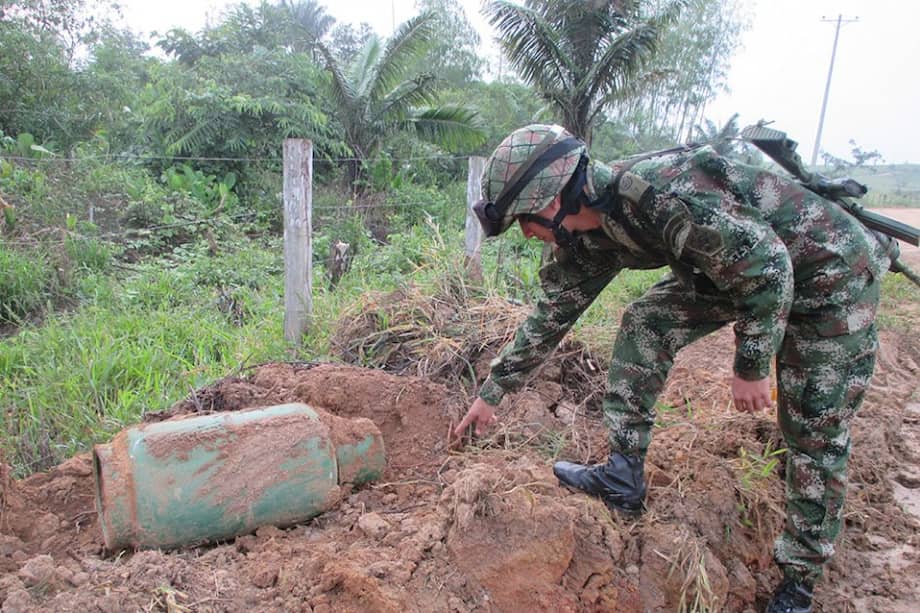 Hallan cilindro bomba instalado por Farc en vía del Caquetá