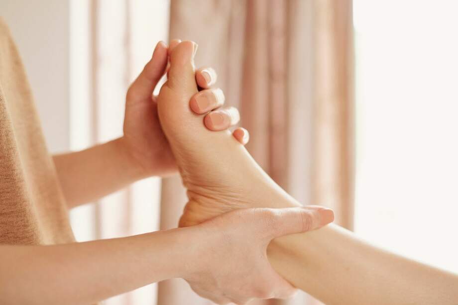 La reflexología se enfoca en el bienestar general y no en el alivio localizado o sintomático.