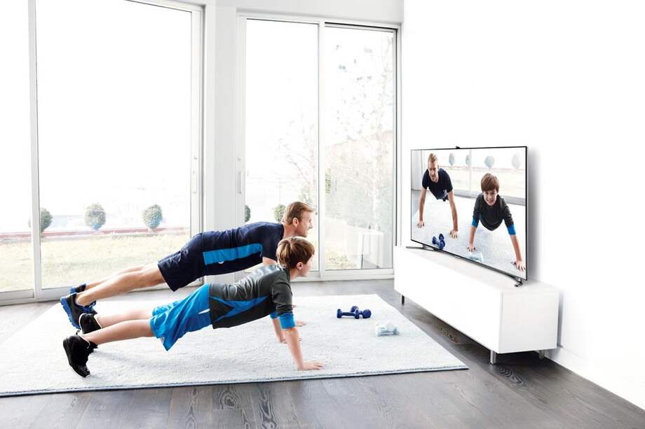 Los televisores traen cámaras frontales para hacer más efectiva la interacción con los usuarios. / Samsung