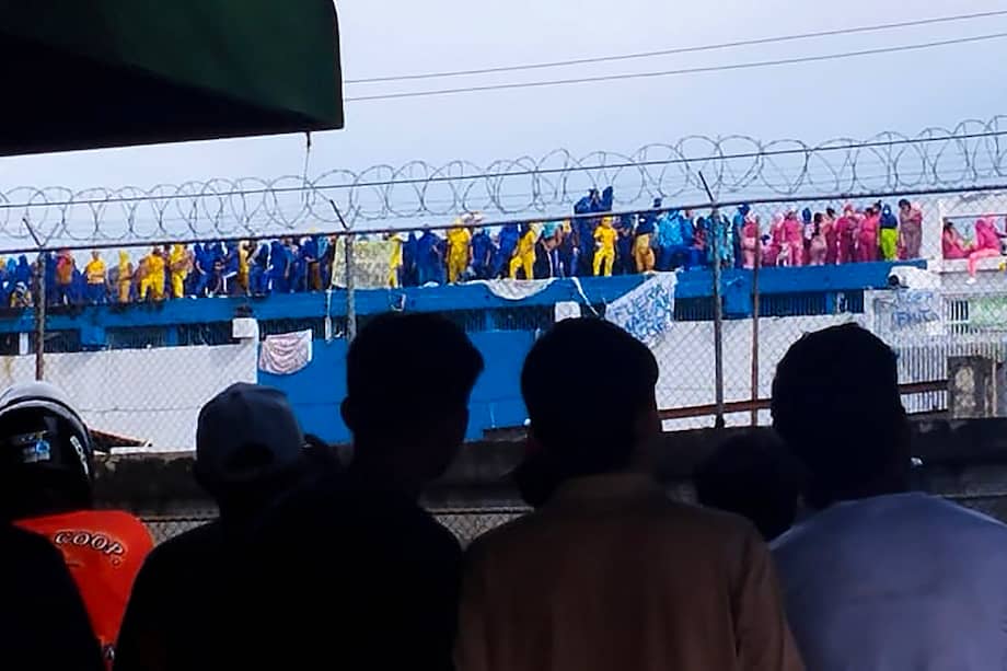 Presos venezolanos se congregaron en forma de protesta en el techo del Centro Penitenciario Indio, en el estado de Barinas.