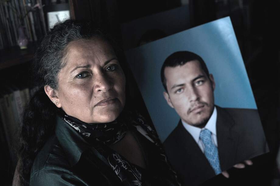 Luz Marina Bernal sostiene una foto de su hijo Fair Leonardo Porras, uno de los jóvenes de Soacha presentados como falsos positivos por el Ejército. /Andrés Torres