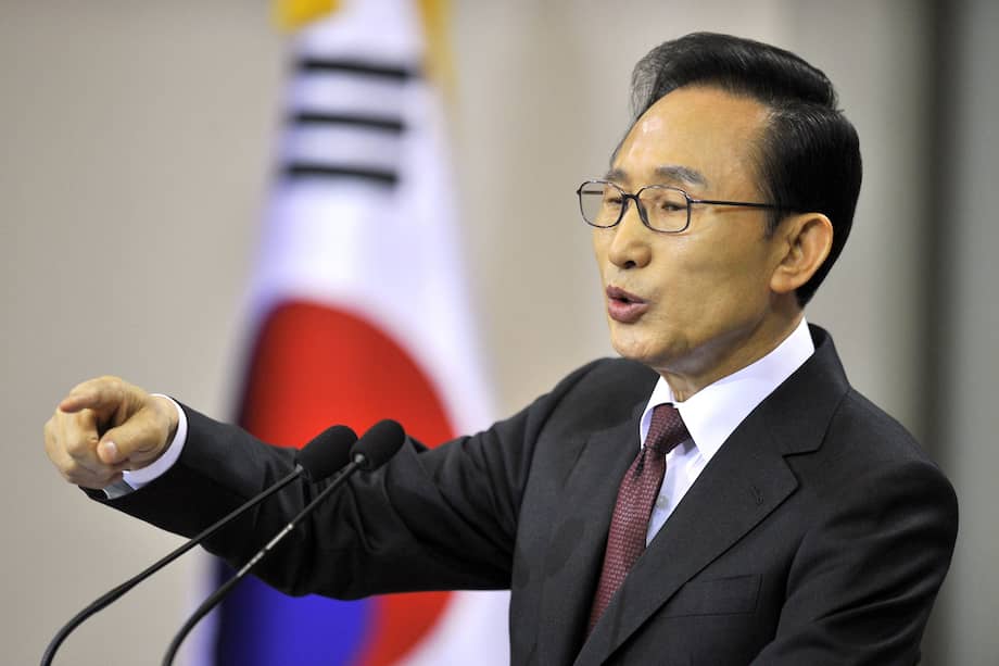 Foto de archivo tomada el 22 de febrero de 2012 muestra al presidente de Corea del Sur, Lee Myung-Bak, dirigiéndose a una conferencia de prensa para conmemorar el cuarto aniversario de su investidura en la Casa Azul presidencial en Seúl.
