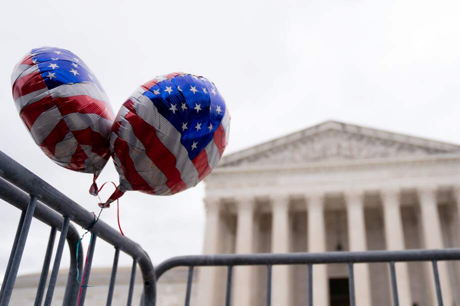 Los abogados de Donald Trump han conseguido aplazar otros juicios como el de retener cientos de documentos clasificados que había conservado al abandonar la Casa Blanca.