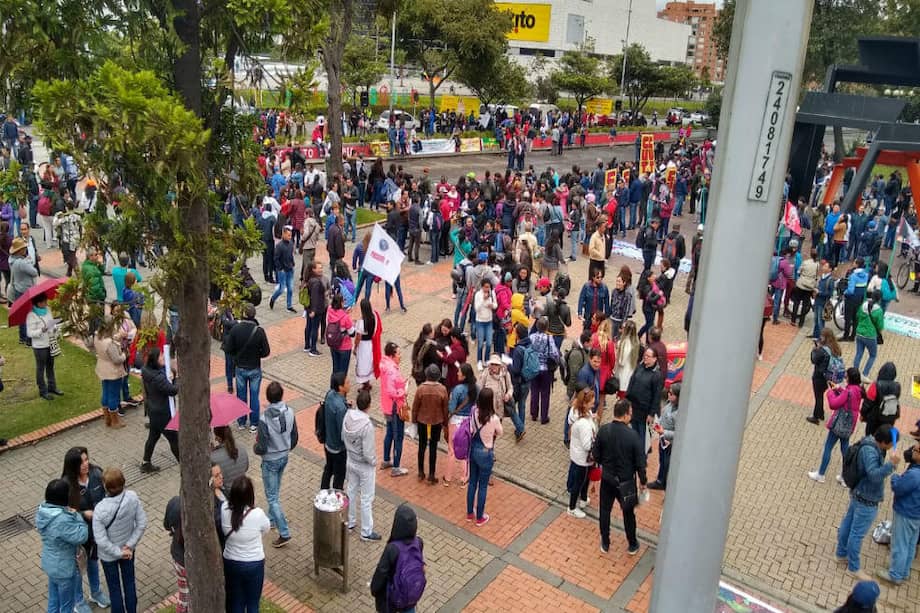 Concentración inicial de maestros frente a la Secretaría de Educación Distrital de Bogotá. / Twitter de Fecode
