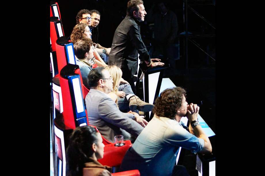 Los entrenadores y los asesores durante una de las batallas de ‘La Voz Colombia’. / Cortesía Caracol Televisión