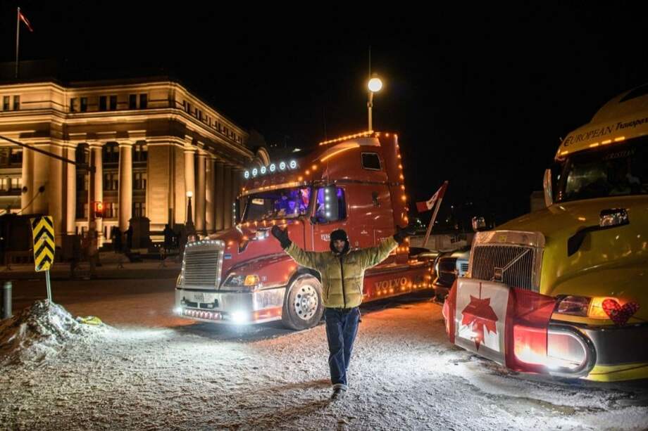 Una vista general de los camiones bloqueando vías durante la protesta contra las reglas vacunación del gobierno de Justin Trudeau en Canadá.