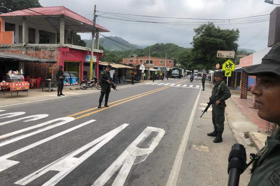 Pese a la presencia de la fuerza pública a lo largo de la vía, la comunidad aún siente miedo y desconfianza. / @CAMILOGEORGE1