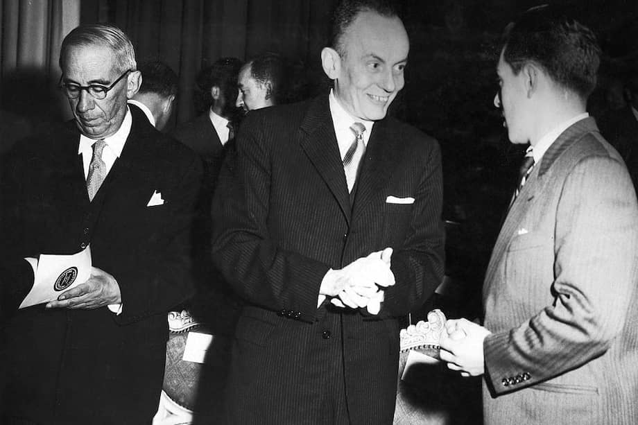 Alberto Lleras Camargo (centro) en la Universidad de los Andes, junto a Aurelio Caicedo Ayerbe, ministro de educación, y Lucio Zuleta, del consejo directivo de la institución.