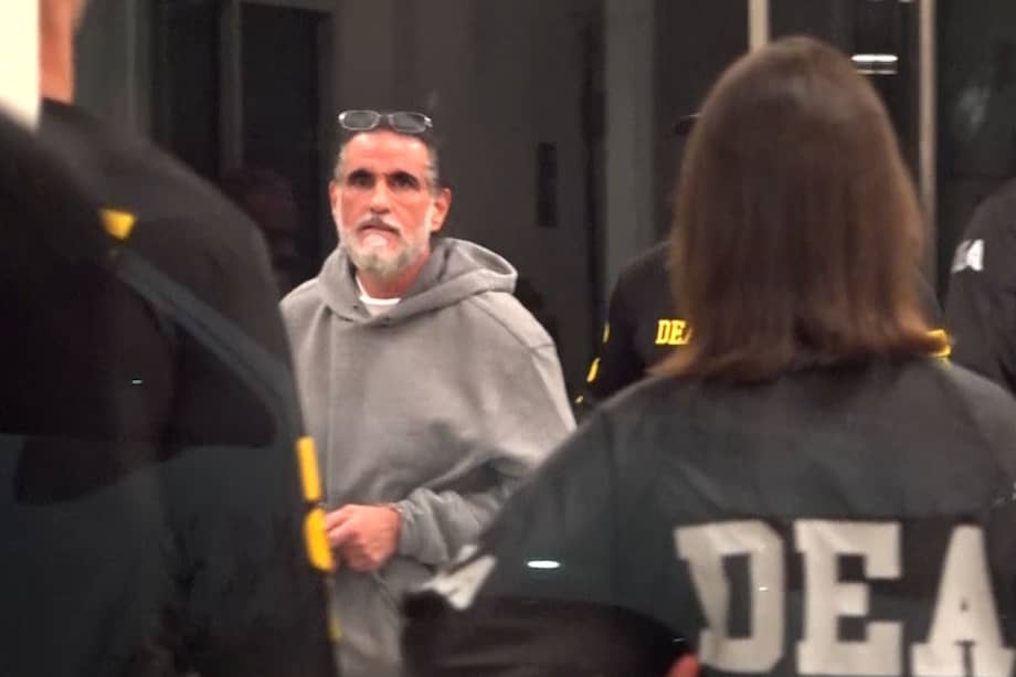 AME2375. MIAMI-DADE (ESTADOS UNIDOS), 16/05/2026.- Captura de video del empresario colombiano Alex Saab escoltado por agentes de la DEA a su llegada este sábado, al aeropuerto de Opa-locka, en el condado de Miami-Dade (EE.UU.). Saab fue deportado por el Gobierno de Venezuela a Estados Unidos por la presunta comisión de delitos en el país norteamericano, según informó el venezolano Servicio Administrativo de Identificación, Migración y Extranjería (SAIME). EFE/ Anthoni Belchi