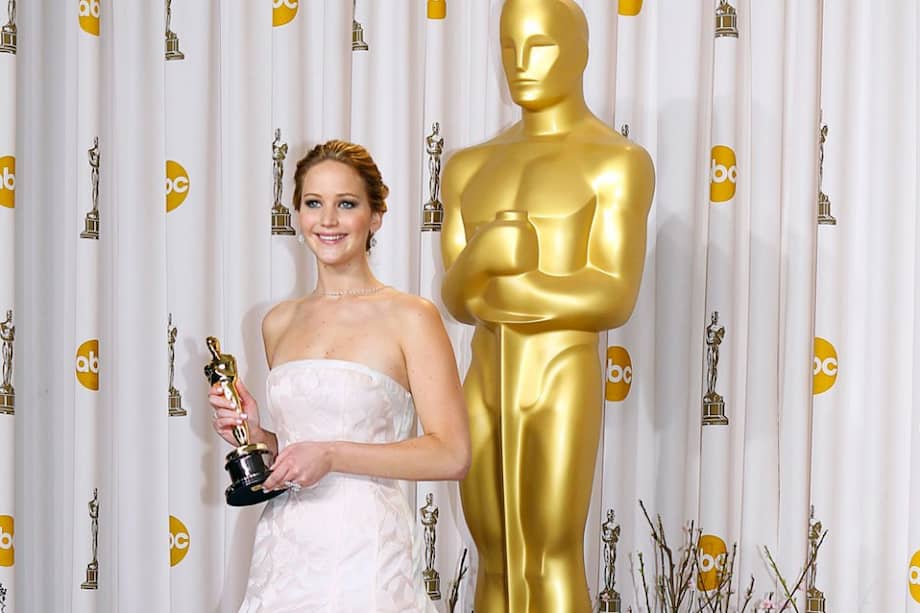 Jennifer Lawrence sostiene su premio Óscar en 2013. / Archivo