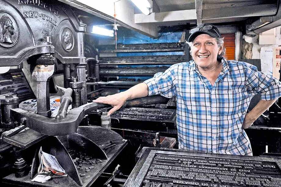 Alfonso Roa es uno de los contados bogotanos que tienen máquinas tipográficas y todavía trabajan en ese oficio. / Cristian Garavito