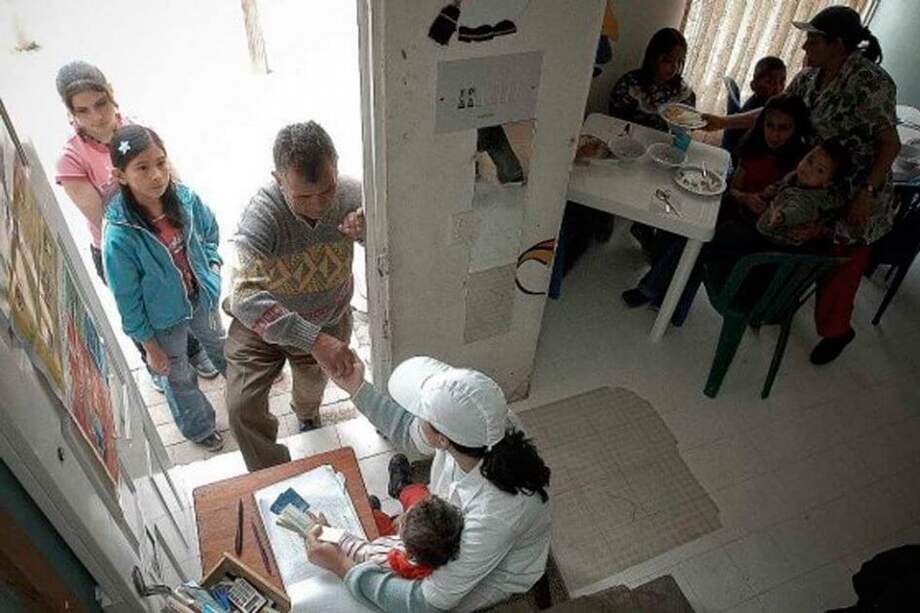 A los adultos mayores se les está llevando la comida a la casa para evitar su exposición al virus. / Archivo El Espectador