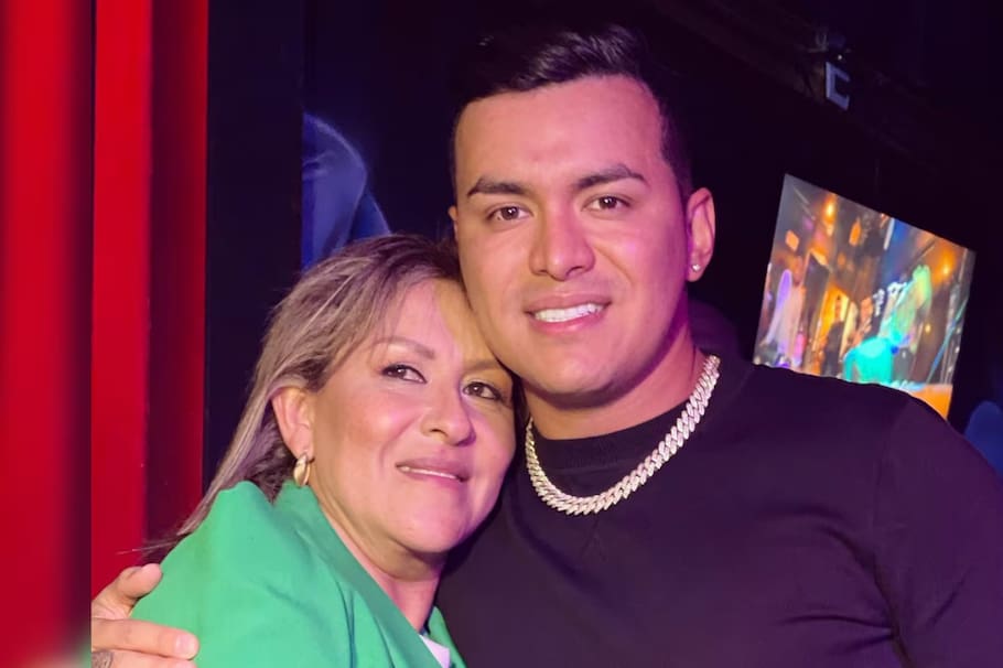 Luz Mery Galeano junto a Yeison Jiménez, su hijo.