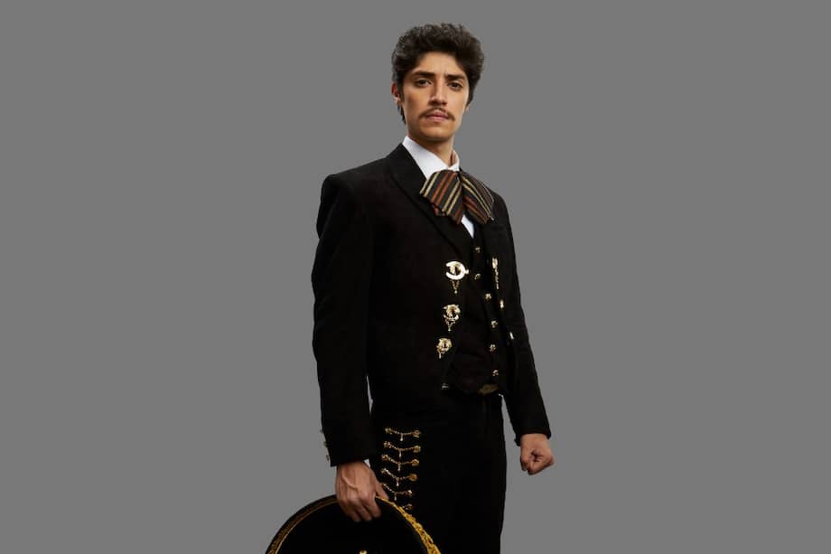 Vicente Fernández a los 20 años es interpretado por Sebastián Dante..