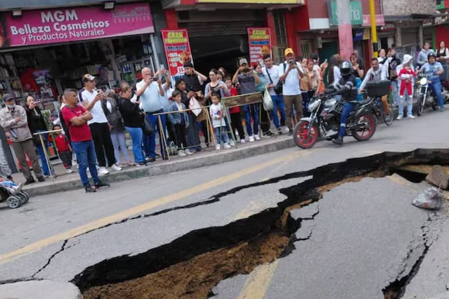 El socavón tiene aproximadamente 10 metros de largo, por 15 de ancho, y casi 1 metro de profundidad.