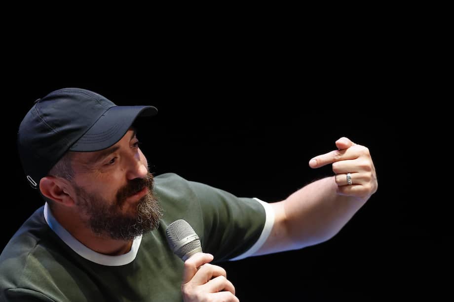 El cineasta chileno Pablo Larraín habla durante la clase "La internacionalización del Cine Chileno: la historia de Fábula".