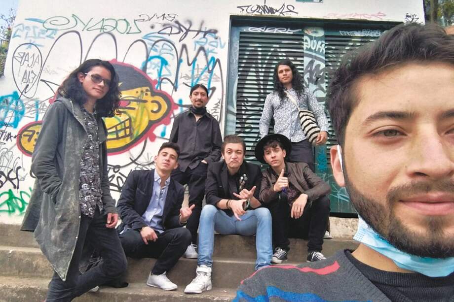 Cristian Torres tomando la "selfie" de su nuevo grupo musical Low Frequencies. / Archivo particular